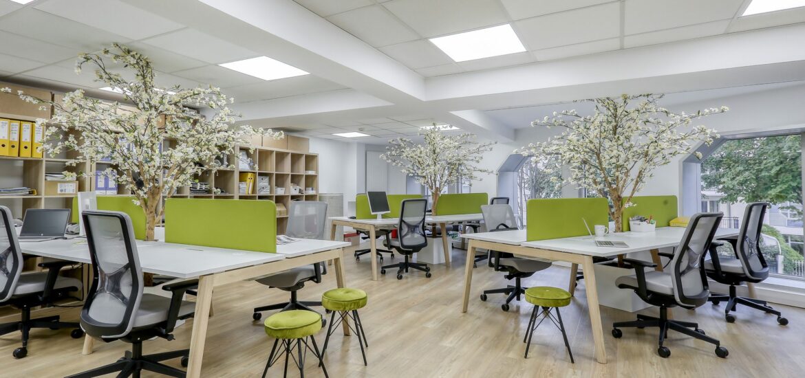 LIBU_Bureaux-open-space-avec-chaise-ergonomique-scaled-1170x550